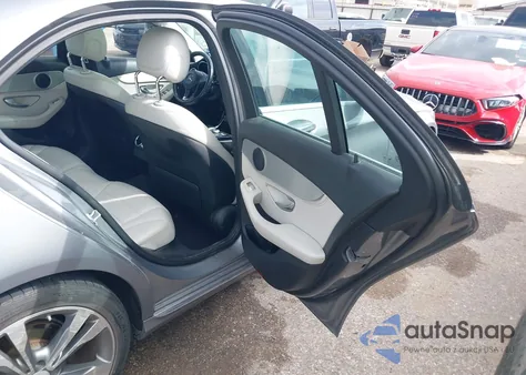 2016 Mercedes-Benz C 300 z USA, uszkodzony, nr VIN 55SWF4JB2GU123907